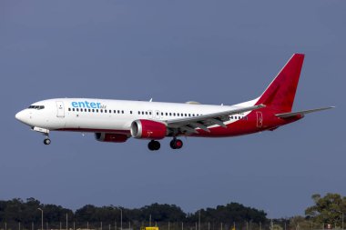 Luqa, Malta - 1 Eylül 2024: Air Boeing 737-8 MAX (REG: SP-EXH) hala eski üniformasının bir kısmını SpiceJet 'ten taşıyor