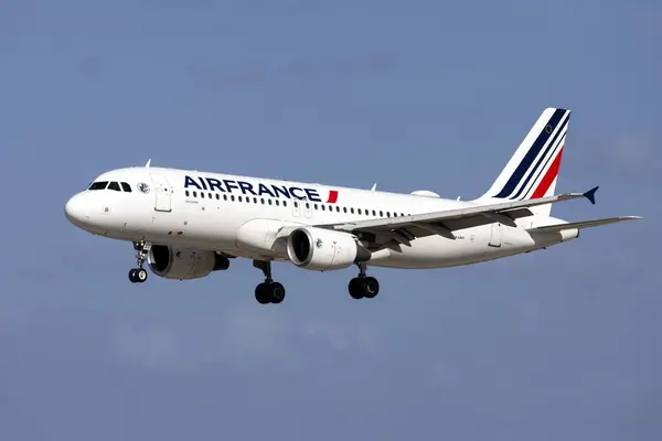 Luqa, Malta - 14 Eylül 2024: Air France Airbus A320-214 (REG: F-GKXO), AF1890 sefer sayılı Paris CDG uçağı olarak inmiştir..