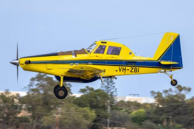 Luqa, Malta - 20 Eylül 2023: Aerotech Australasia Air Tractor AT-802A (Reg. : VH-ZBI) Bordeaux 'dan 4 kişilik bir grupla Malta' dan geçiyor.