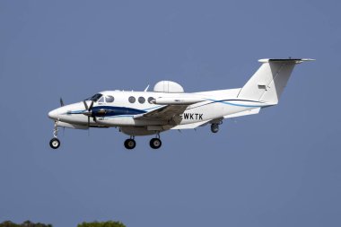 Luqa, Malta - 25 Eylül 2024: DEA Havacılık Beechcraft 200T Super King Air (REG: 2-WKTK).
