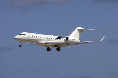 Luqa, Malta - 25 Eylül 2024: Bombacı BD-700-1A10 Global 6000 (Reg: PS-BJB) 31 numaralı pistte.