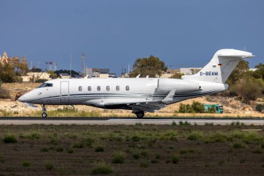 Luqa, Malta - 25 Eylül 2024: Bombacı Challenger 300 (BD-100-1A10) (REG: D-BeAM) kalkış için 180 derece dönüyor.