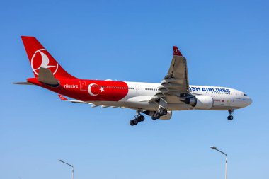 Luqa, Malta - 25 Eylül 2024: Türk Havayolları Airbus A330-203 (REG: TC-JNB) özel Trkiye Özel Ahırında.