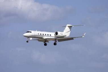 Luqa, Malta - 14 Eylül 2024: Gulfstream Havacılık G-IV G450 (Reg. : T7-MID) İniş pisti 31.