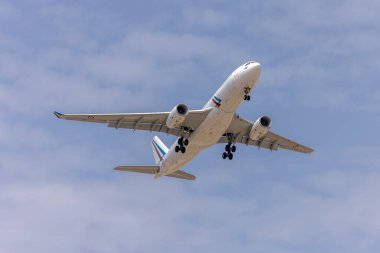 Luqa, Malta - 6 Eylül 2024: Fransız Airbus A330-243 (Reg. : F-UJCU) 13. piste yanlış bir yaklaşım sergiliyor.