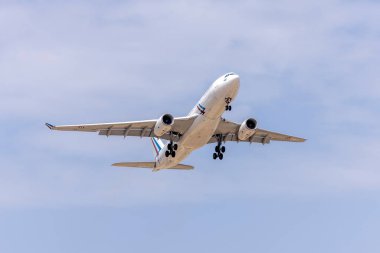 Luqa, Malta - 6 Eylül 2024: Fransız Airbus A330-243 (Reg. : F-UJCU) 13. piste yanlış bir yaklaşım sergiliyor.