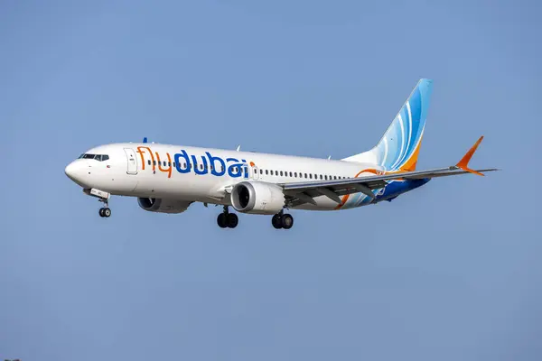 Luqa, Malta - 15 Eylül 2024: FlyDubai Boeing 737 MAX 8 (REG: A6-FQC) UAE 'den bir charter uçağına inmiştir..