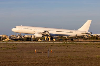 Luqa, Malta - 6 Ekim 2024: Danimarka Hava Taşımacılığı Airbus A321-231 (REG: OY-RUU) bir British Airways uçağı işletiyor..