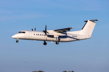 Luqa, Malta - 6 Ekim 2024: ABD Dışişleri Bakanlığı Bombardıman Dairesi DHC-8-315Q Dash 8 (REG: N563AW) 31. iniş pistine geliyor.