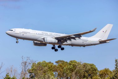 Luqa, Malta - 1 Ekim 2024: Kraliyet Hava Kuvvetleri Airbus A330 Voyager KC3 (A330-243MRTT) (REG: ZZ338) bir günlük teknik durak için iniyor, MRTT ve 6 Eurofighter Typhoon eşlik ediyor.