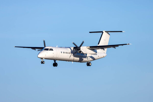 Лука, Мальта - 6 октября 2024 года: Бомбардировщик Госдепартамента США Bombardier D8-315Q Dash 8 (REG: N563AW) заходит на взлетно-посадочную полосу 31.