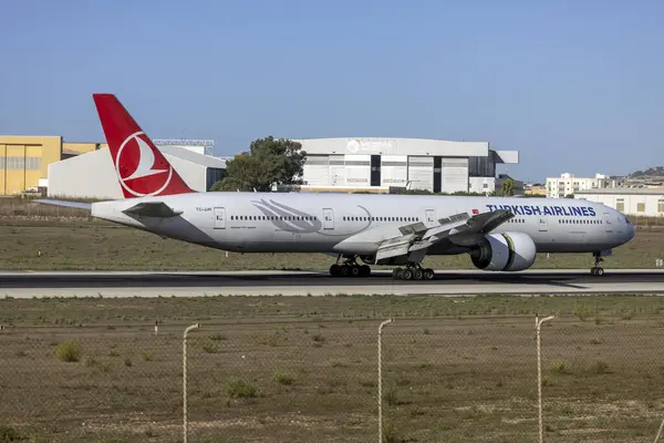 Luqa, Malta - Ekim 2024: Türk Hava Yolları Boeing 777-3F2-ER (REG: TC-JJJH), ilk 777 sefer sayılı Malta uçağı.