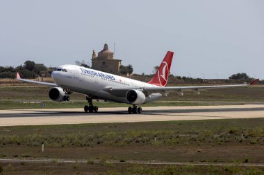 Luqa, Malta - 11 Ekim 2024: Türk Havayolları Airbus A330-223 (REG: TC-JIP) TK1370 sefer sayılı İstanbul uçağı için 31 nolu pist kalkıyor..