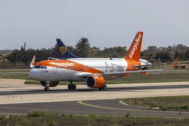 Luqa, Malta - 11 Ekim 2024: EasyJet Europe Airbus A320-251N (REG: OE-LSU), Nisan 2024 'te hizmete girdi..
