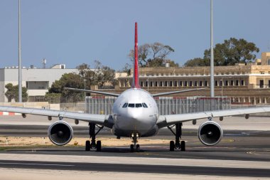 Luqa, Malta - 11 Ekim 2024: Türk Havayolları Airbus A330-223 (REG: TC-JIP), TK1370 sefer sayılı İstanbul uçağı olarak 31 nolu perondan kalkışa hazırlanıyor..