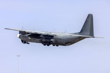 Luqa, Malta - 11 Ekim 2024: Fransız Hava Kuvvetleri Lockheed C-130H-30 Hercules (L-382) (REG: 5142) Malta 'da 1 günlük bir mola verdikten sonra havalandı.