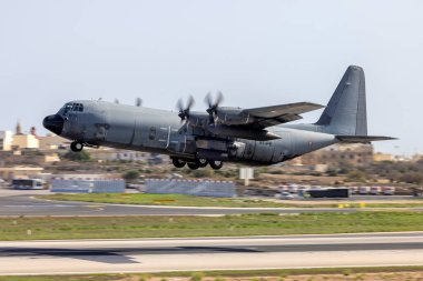 Luqa, Malta - 11 Ekim 2024: Fransız Hava Kuvvetleri Lockheed C-130H-30 Hercules (L-382) (REG: 5142) Malta 'da 1 günlük bir mola verdikten sonra havalandı.