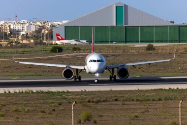 Luqa, Malta - 11 Ekim 2024: KM Malta Airbus A320-251N (REG: 9H-NEO), Air Malta ile hizmete giren ilk A320 Neo.