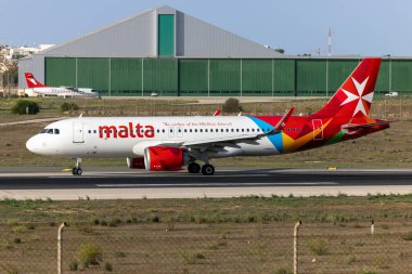 Luqa, Malta - 11 Ekim 2024: KM Malta Airbus A320-251N (REG: 9H-NEO), Air Malta ile hizmete giren ilk A320 Neo.