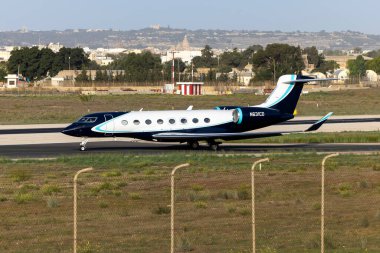Luqa, Malta - 11 Ekim 2024: TVPX AIRCRAFT SOLUTIONS INC Gulfstream Aerospace G650ER (G-VI) (REG: N631CD), 31 nolu taksiden kalkış için 