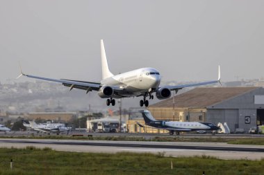 Luqa, Malta - 10 Ekim 2024: Fly4 Airlines Boeing 737-8K5 (REG: EI-FFC) Birmingham, İngiltere 'den BY7482 sefer sayılı uçuş için iniş yaptı..