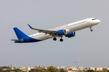 Luqa, Malta - 10 Ekim 2024: Jet2 Airbus A321-251NX (REG: G-SUNH), 13. pistten Birmingham 'a gidecek..