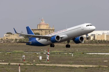 Luqa, Malta - 10 Ekim 2024: Jet2 Airbus A321-251NX (REG: G-SUNH), 13. pistten Birmingham 'a gidecek..