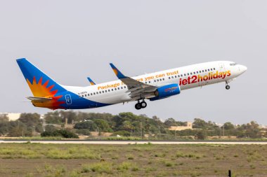 Luqa, Malta - 10 Ekim 2024: Jet2 Tatil Boeing 737-8KN (REG: G-DRTK) 13 numaralı pistten kalkıyor.