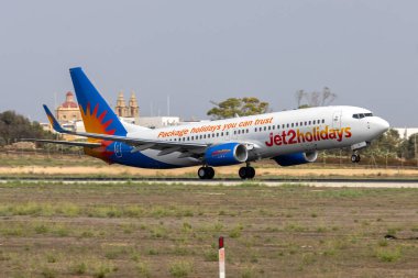 Luqa, Malta - 10 Ekim 2024: Jet2 Tatil Boeing 737-8KN (REG: G-DRTK) 13 numaralı pistten kalkıyor.