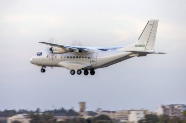 Luqa, Malta - 9 Ekim 2024: Prescott Support CASA-IPTN CN-235-300 (REG: N768KD), 31 numaralı pistte finale çıktı.