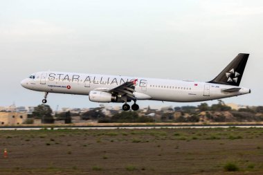 Luqa, Malta - 9 Ekim 2024: Yıldız İttifakı (Türk Hava Yolları) Airbus A321-231 (REG: TC-JRR) gün ışığı sönerken iniş yaptı.