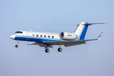 Luqa, Malta - 9 Ekim 2024: Gulfstream Aerospace Gulfstream G450 (GLF4) (REG: N821CN) ikiz jet inişi.