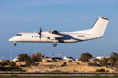 Luqa, Malta - 6 Ekim 2024: ABD Dışişleri Bakanlığı Bombardıman Dairesi DHC-8-315Q Dash 8 (REG: N563AW) 31. iniş pistine geliyor.