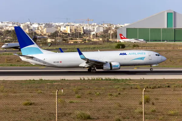 Luqa, Malta - 11 Ekim 2024: ASL Havayolları Belçika Boeing 737-8AS (WL) (REG: OE-IXB) iniş pisti 31.