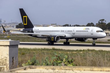 Luqa, Malta - 22 Ekim 2024: National Geographic (İzlanda) Boeing 757-256 (Reg. : TF-LLL) Fas, Marakeş 'e kalkış için 13. piste giriyor..