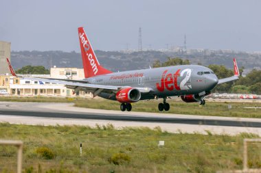 Luqa, Malta - 22 Ekim 2024: Jet2 Boeing 737-8Z9 (REG: G-GDFR) iniş pisti 13.