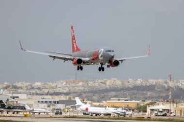 Luqa, Malta - 22 Ekim 2024: Jet2 Boeing 737-8Z9 (REG: G-GDFR) iniş pisti 13.