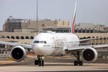 Luqa, Malta - 22 Ekim 2024: Emirates Boeing 777-36N-ER (REG: A6-EBQ) yakıt sızıntısı nedeniyle bir gün cezalı kaldıktan sonra hareket ediyor.