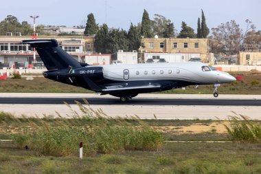 Luqa, Malta - 22 Ekim 2024: Atmosferik Havacılık Embraer EMB-550 Praetor 600 (Reg: OK-PRF) 13 numaralı piste vardı.