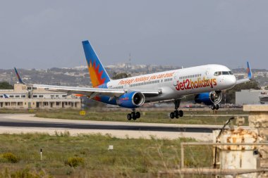 Luqa, Malta - 22 Ekim 2024: Jet2 Tatil Boeing 757-23N (REG: G-LSAK) iniş pisti 13.