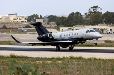 Luqa, Malta - 22 Ekim 2024: Atmosferik Havacılık Embraer EMB-550 Praetor 600 (Reg: OK-PRF) 13 numaralı piste vardı.
