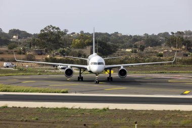 Luqa, Malta - 22 Ekim 2024: National Geographic (İzlanda) Boeing 757-256 (Reg. : TF-LLL) yolculara binmek için 8..