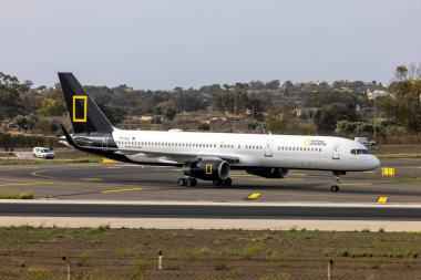 Luqa, Malta - 22 Ekim 2024: National Geographic (İzlanda) Boeing 757-256 (Reg. : TF-LLL) yolculara binmek için 8..