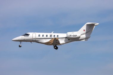 Luqa, Malta - 21 Ekim 2024: Pilatus PC-24 (REG: LX-ZAP) 31 nolu pist finalleri.