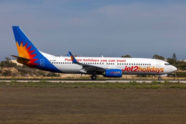 Luqa, Malta - 21 Ekim 2024: Jet2 Boeing 737-8K5 (Reg. : G-JZHF) kalkış için pist 31 'e geri dönüyor.