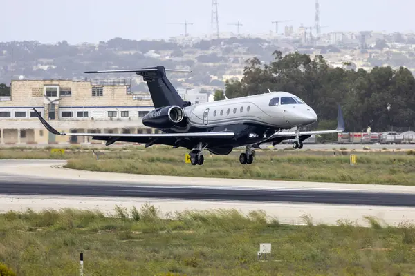 Luqa, Malta - 22 Ekim 2024: Atmosferik Havacılık Embraer EMB-550 Praetor 600 (Reg: OK-PRF) 13 numaralı piste vardı.