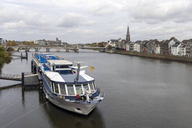 Maastricht, Hollanda - 25 Ekim 2024: Meuse, Hollanda 'nın Maastricht' ten geçen en güneydeki büyük nehirdir..