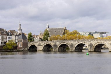 Maastricht, Hollanda - 25 Ekim 2024: St Servatius Köprüsü, Hollanda 'nın Meuse Nehri üzerindeki en eski köprüsü.