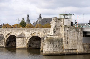 Maastricht, Hollanda - 25 Ekim 2024: St Servatius Köprüsü, Hollanda 'nın Meuse Nehri üzerindeki en eski köprüsü.