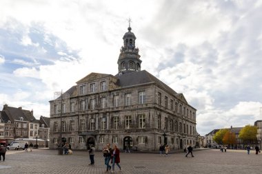 Maastricht, Hollanda - 28 Ekim 2024: Maastricht şehrinde açık hava sahnesi.
